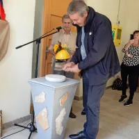 Sežanski župan David Škabar je simbolično odprl  galerijo z 
udarcem kladiva ob kamen.