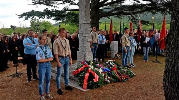Zaradi slabih vremenskih napovedi je bil spored tokratne spominske svečanosti okrnjen, kljub temu pa se je ob spomeniku 
zbrala mala množica in prisluhnila zgodovinarju Marcellu Floresu 
ter kulturnici in članici Odbora za proslavo Kostanci Mikulus.