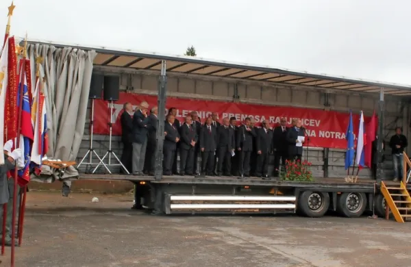 Slovesnost na Mačkovu je včeraj ponovno potekala po štirih letih, ob 75-letnici prenosa ranjencev, 
prihodnja  bo čez pet let.
