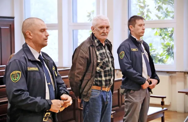 Obtoženi Dragan Kukanja je včeraj na sojenju zatrdil, da mame ni 
boksal v obraz, da bi ji povzročil takšne poškodbe, kot jih je 
navedel izvedenec. 