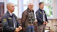 Obtoženi Dragan Kukanja je včeraj na sojenju zatrdil, da mame ni 
boksal v obraz, da bi ji povzročil takšne poškodbe, kot jih je 
navedel izvedenec. 