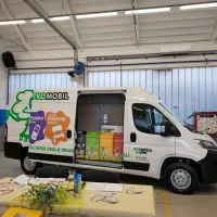 Marjetkomobil je opremljen z mobilno zbiralnico ločenih odpadkov.