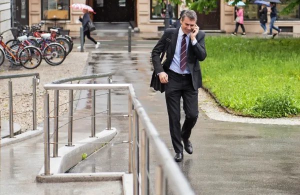Sergej Racman (na fotografiji) je pred leti prodal poslovno stavbo 
Koloseja družbi SIP nepremičnine, ki jo vodi Davorin Vidmar, zdaj 
pa mora stavba po odločitvi sodišča  v stečajno maso Koloseja 
kinematografov. Sodba še ni pravnomočna.