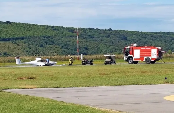 Letalo Pipistrel Panthera 152 lanske izdelave je imelo pri pristanku težave s podvozjem, zato je letalo  podrsalo po stezi in na njej obstalo 
na trupu. 