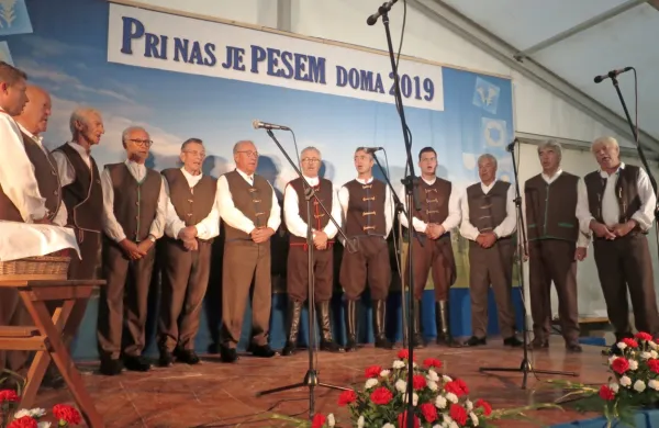 Hrušiški fanti so na Vojskem navdušili z žalostno-veselimi pesmimi 
o nekdanjem življenju v domači Hrušici in okolici.