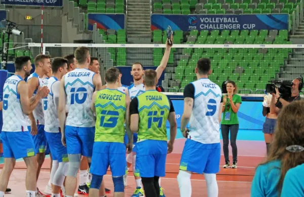Kapetan Tine Urnaut je julija v Stožicah dvignil pokal za uvrstitev 
v ligo narodov. Na EP si želi dvigniti še kaj.