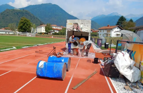 Izvajalec atletsko stezo sanira na svoje stroške v okviru garancije.