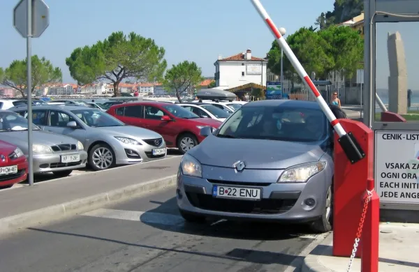 Zapornica, skozi katero v mesto vstopajo tisti, ki imajo parkirne 
abonmaje in tisti, ki jih nimajo. 