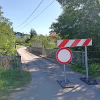 Nadvoz nad železniško progo pri Mali Bukovici je že leto dni zaprt, 
dve družini zato nimata dovoza do doma.
