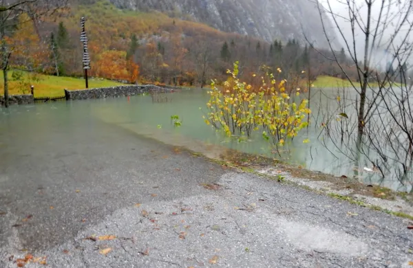 V Bavšici bodo cesto sanirali in  dvignili, da  ob poplavah ne bo več pod vodo in bo zagotovila varen dostop do domačij in 
planinskega doma.

