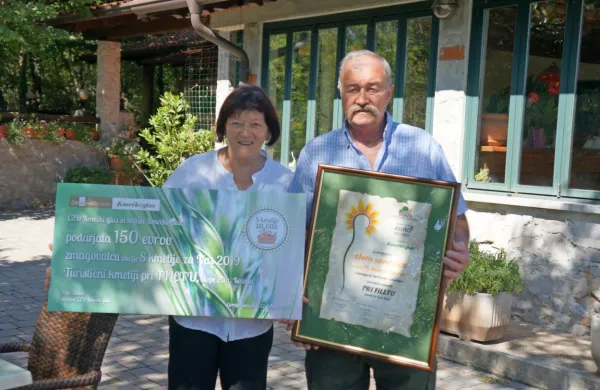 Sonja in Franc Jelušič sta se po 30 letih vodenja turistične kmetije 
Pri Filetu razveselila priznanja zlata sončnica.