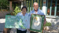 Sonja in Franc Jelušič sta se po 30 letih vodenja turistične kmetije 
Pri Filetu razveselila priznanja zlata sončnica.