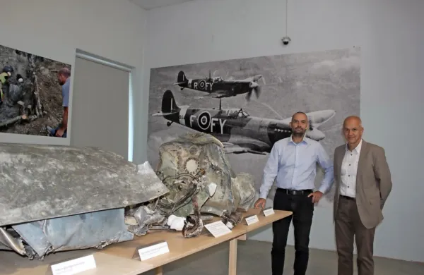 Vodja arheološkega izkopavanja Andrej Gaspari in vodja PVZ 
Janko Boštjančič ob razbitinah znamenitega letala Spitfire, ki so 
najnovejša pridobitev parka. 