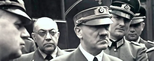 V ospredju Adolf Hitler, za njim levo njegova “ senca”, Theodor 
Morell