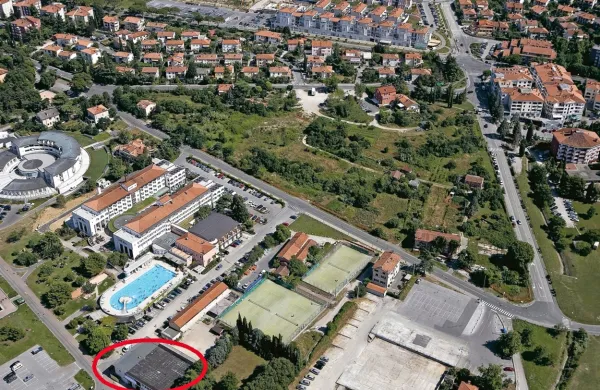  Donedavni hangar Veslaškega kluba Izola (obkrožen z rdečo) je le   lučaj stran od hotelskega bazena.

     