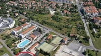  Donedavni hangar Veslaškega kluba Izola (obkrožen z rdečo) je le   lučaj stran od hotelskega bazena.

     
