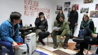 Udeleženci nagrajenega festivala Deuje babe na pogovoru Kdo se 
boji umetnic. V ozadju avtorici filma Za nas ni prostora.
