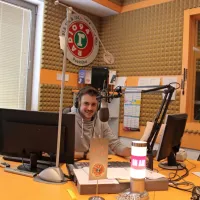 Na Radiu 94 že vsa leta dajejo priložnost mladim, med katerimi se 
je kot domiseln in duhovit voditelj izkazal tudi Sandi Morel.
