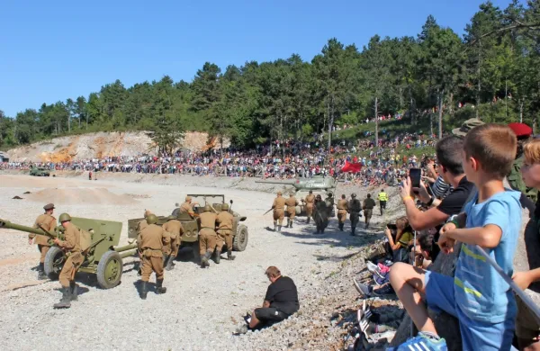 Dramatičen “spopad za most” med nemško vojsko in rusko armado je spremljala množica obiskovalcev.