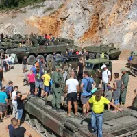 Najmlajši, pa tudi nekoliko manj mladi so posebej uživali v ogledu 
vojaških vozil. 