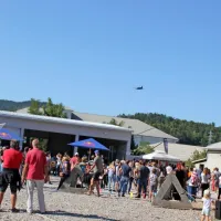 Pilatus v nizkem in hitrem preletu čez prizorišče slabih 600 
kilometrov na uro.