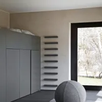 Omara, ki je tudi ležišče, z zanimivo 
stensko “lestvijo”