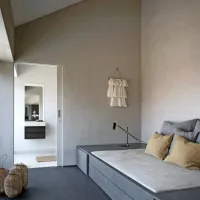Izbrano okrasje nevsiljivo dopolnjuje asketsko harmonijo.