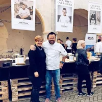Tanja Pintarič iz gostilne Rajh in Rudolf Štefan, ugledni gost iz Šibenika