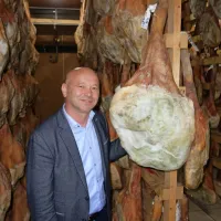 Pri Janezu Kodili se sušijo kapitalska stegna mangalice.