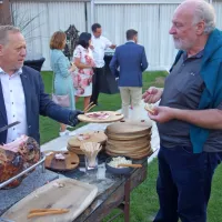 Lojzeta Wieserja iz Celovca (desno) je v Krškem neskončno 
navdušila arhaična šunka Srečka Kunsta iz Gostilne Šempeter iz 
Bistrice ob Sotli.