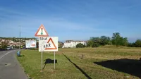 Zemljišče  v Livadah  med TPC Livade in tako imenovanimi Mišičevimi bloki je zdaj  delno travnik, delno  ga uporabljajo vrtičkarji.   