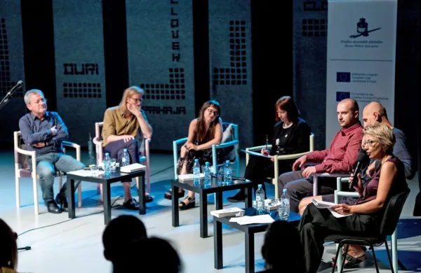 V sežanskem Kosovelovem domu so o svojem pisanju in današnji 
družbi odgovarjali (z leve): Dragan Velikić, Sverrir Norland, Maria  
Paula Erizanu, Lidija Dimkovska, Ivan Šopov in   Esad  Babačić,  
skrajno desno je prevajalka Breda Biščak.