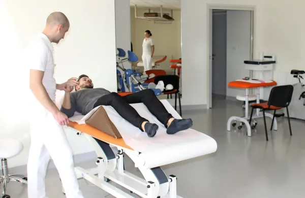 Le usposobljeni fizioterapevt zna samostojno delati in učinkovito 
pomagati bolniku. 