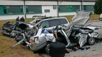 Grozljivi ostanki dveh avtomobilov najhujšega verižnega trčenja pri nas, v katerih sta januarja leta 
2016  umrla 18-letna Ljubljančanka in 63-letni Romun. 