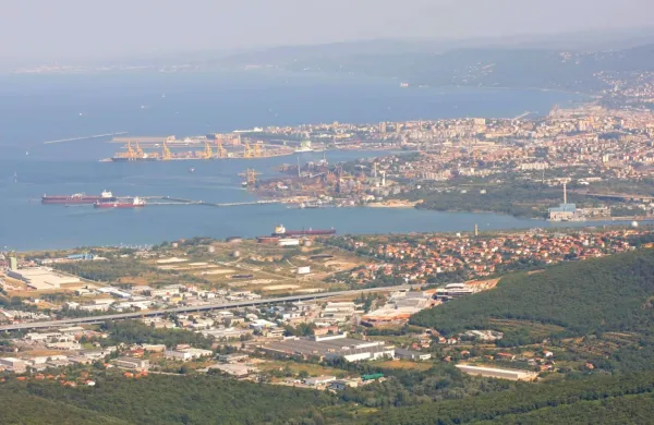 Tržaško pristanišče bo, kot kaže, še pred koprskim imelo dva 
železniška izhoda iz pristanišča v zaledje, kar pomeni konkurenčno prednost. 