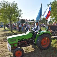 Poleg starih vozov in orodja je bilo v povorki tudi nekaj sodobnejše 
kmetijske mehanizacije.