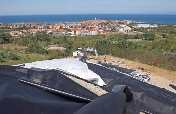 Nekdanje odlagalne površine so prekrili s folijo in gumo, pod katerima bo prihajalo do posedanja terena ter razplinjevanja in
razgrajevanja smeti, navzven pa bo območje prerasla trava.