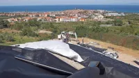 Nekdanje odlagalne površine so prekrili s folijo in gumo,  pod katerima  bo prihajalo  do  posedanja terena ter  razplinjevanja in 
razgrajevanja smeti, navzven pa bo območje  prerasla trava.   