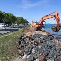  Delavci Adriainga in Grafista so začeli prestavljati skalomet med  
Žusterno in ustjem Badaševice.
