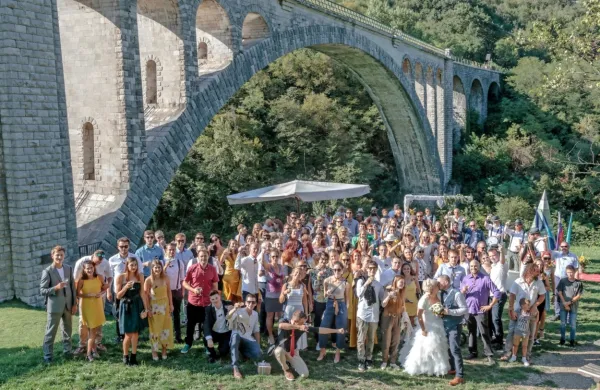 Kulisa poroke je bil prvič v zgodovini solkanski most.