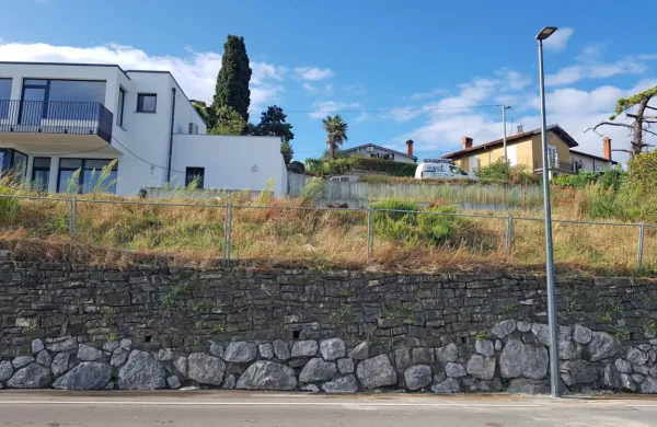 Pred Jelinčičevo hišo so postavili manjkajočo luč