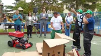 Ob 20. obletnici Zelenega programa jim je Komunala podarila novo kosilnico, v  ozadju vodja 
vzdrževanja okolja Radoš Petrovič in direktor Denis Bele (prvi in tretji z leve), peti  Tomo Dadić.