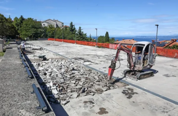 Obnavljajo garažno hišo na Bernetičevi ulici