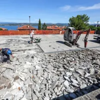 Obnavljajo garažno hišo na Bernetičevi ulici