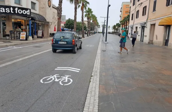 Kolesarji si bodo v smeri proti Ukmarjevemu trgu  vozni pas delili z vozili.
