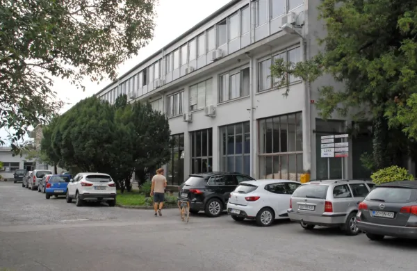 Meblo Holding, ki ga je vodil Boris Lozej,  je z infrastrukturo in 
delom nepremičnin v industrijski coni Meblo upravljal iz pisarne v 
stavbi na fotografiji.