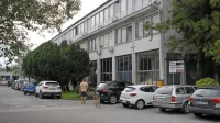 Meblo Holding, ki ga je vodil Boris Lozej,  je z infrastrukturo in 
delom nepremičnin v industrijski coni Meblo upravljal iz pisarne v 
stavbi na fotografiji.
