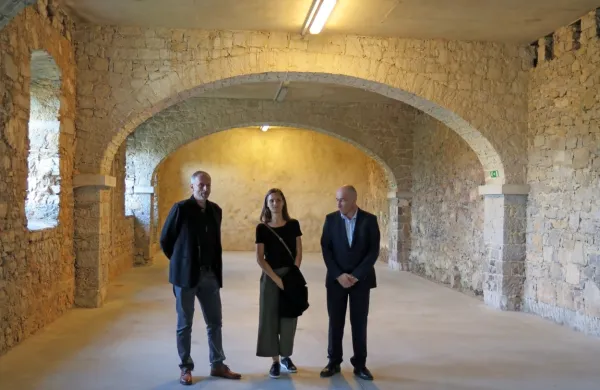 Župan Erik Modic, projektantka Tinkara Kodelja in direktor Franko 
Šabec tik pred začetkom del v viteški dvorani.