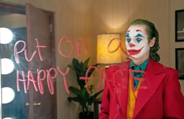 Joaquin Phoenix je z vlogo Jokerja med najresnejšimi kandidati za 
oskarja za najboljšo moško glavno vlogo leta 2019.

