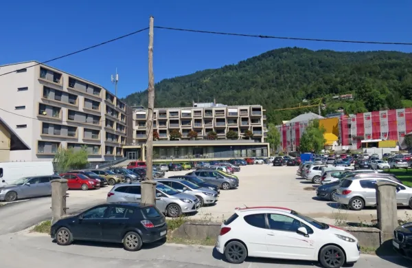 Kljub širitvi parkirišča na Uti  je v Idriji pomanjkanje parkirišč občutno.